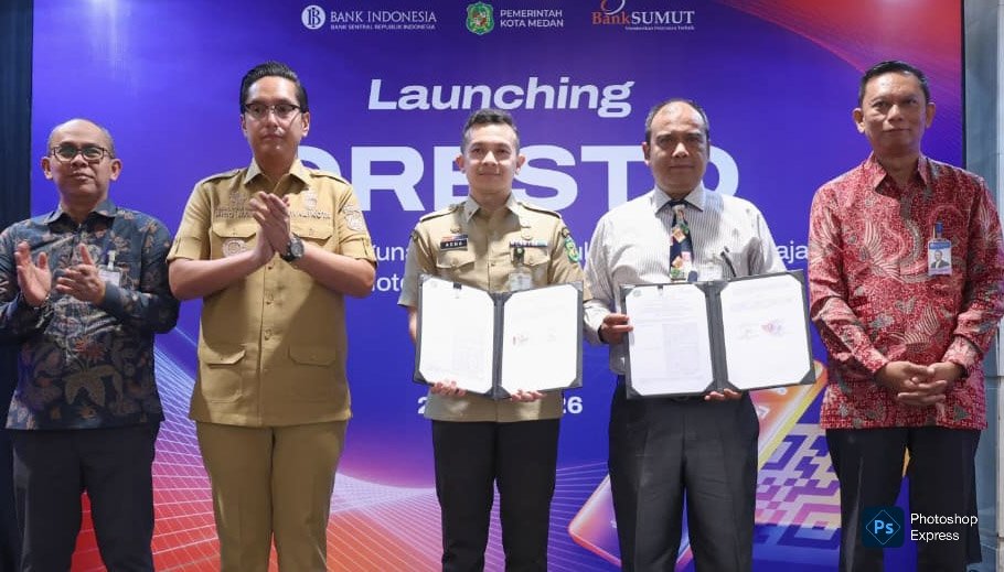 Walikota Medan Rico Waas berfoto dengan pelaku usaha sekaligus sosialisasi aplikasi QRESTO. (ist)