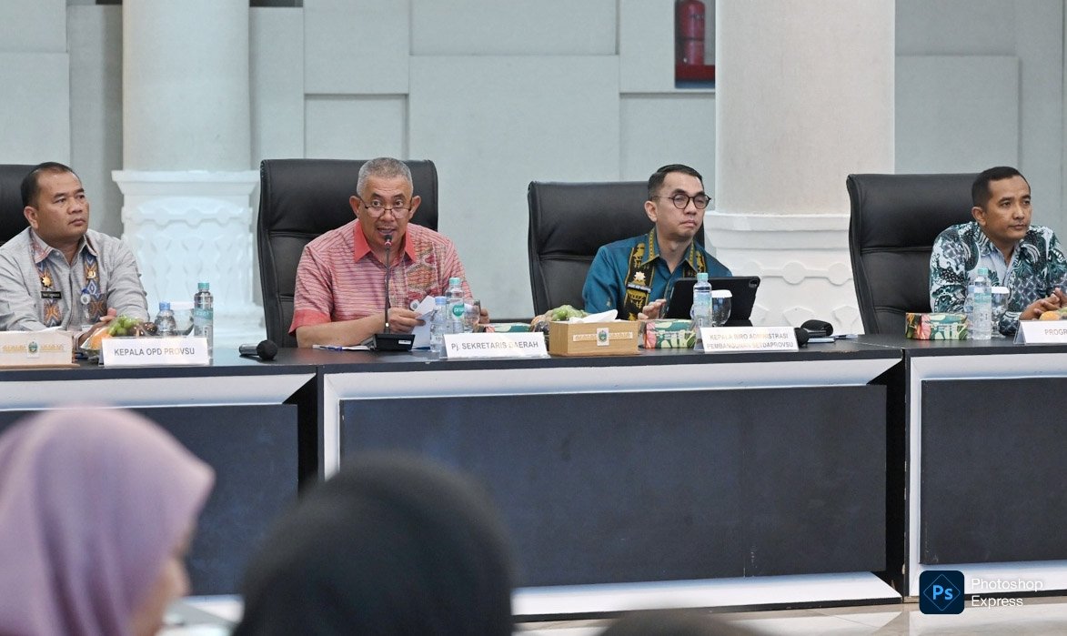 Pj Sekda Sulaiman membuka Rakor Sinkronisasi Entry Data Dukungan Pemerintah Kabupaten/Kota terhadap PHTC, PSD dan BKP Sumut T.A 2026 di Aula Raja Inal Siregar Kantor Gubernur Sumut. (Kominfo Sumut Dok)