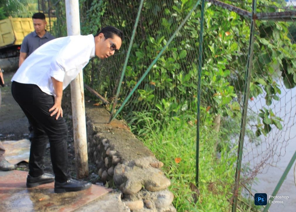 Walikota Medan Rico Waas mengecek langsung drainase yang kerap banjir di Jalan Karya II, Kel Karang Berombak, Medan Barat. (Kominfo Medan Dok)