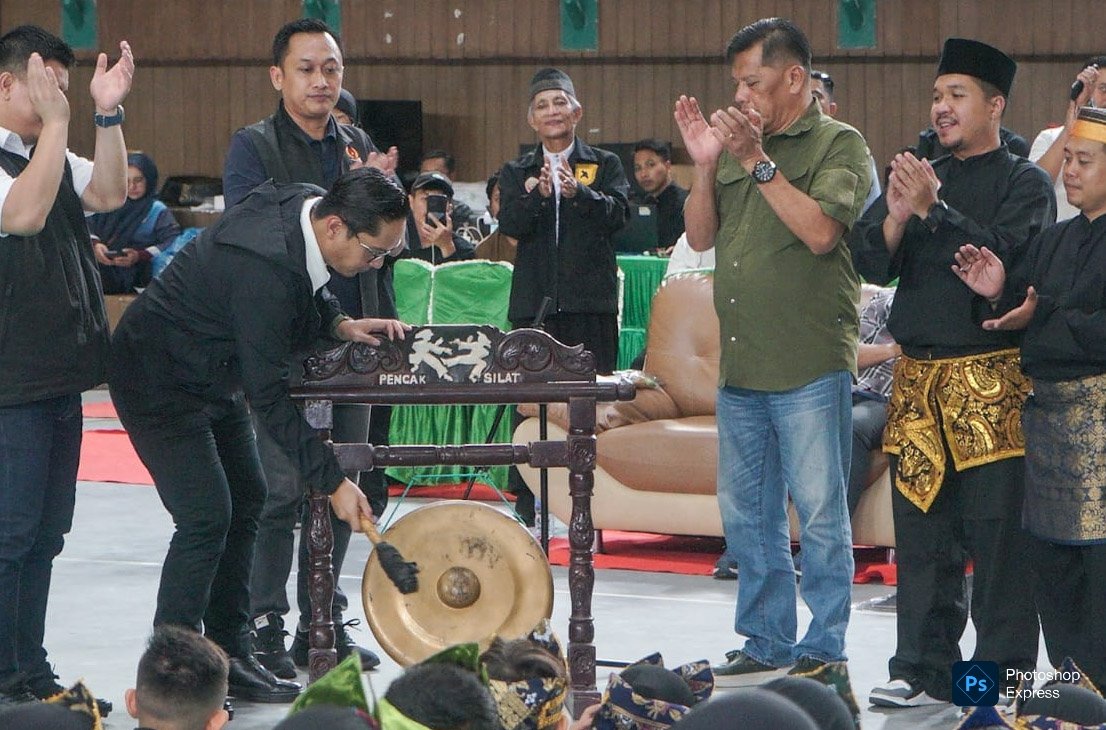 Rico Waas memukul gong tanda dibukanya turnamen Pencak Silat 2026. (Kominfo Medan Dok)