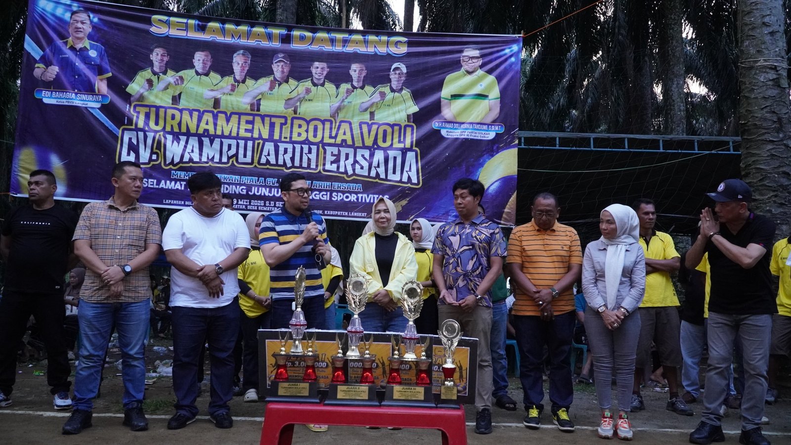Anggota DPR RI, Ahmad Doli Kurnia Tanjung menutup Turnamen Bola Voli Ketua PBVSI Langkat Edi Bahagia Sinuraya dan CV Wampu Arih Ersada Cup di Lapangan Voli Desa Sematar, Kecamatan Bahorok, Kabupaten Langkat, Sabtu (20/6/2026). Foto: IST