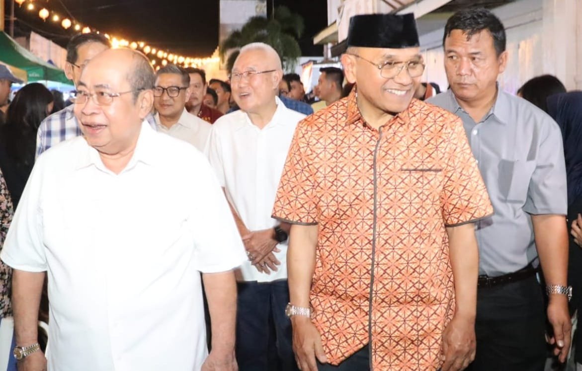 Bupati Simalungun, Anton Achmad Saragih (pakai batik) bersama Wali Kota Gorontalo, Adhan Dambea saat berada di kawasan Kuliner Kota Tua Gorontalo. Foto: dokumen Dinas Kominfo Simalungun