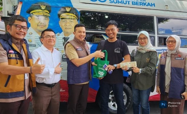 Bayar pajak di Samsat Keliling dapat minyak goreng. (Ist)
