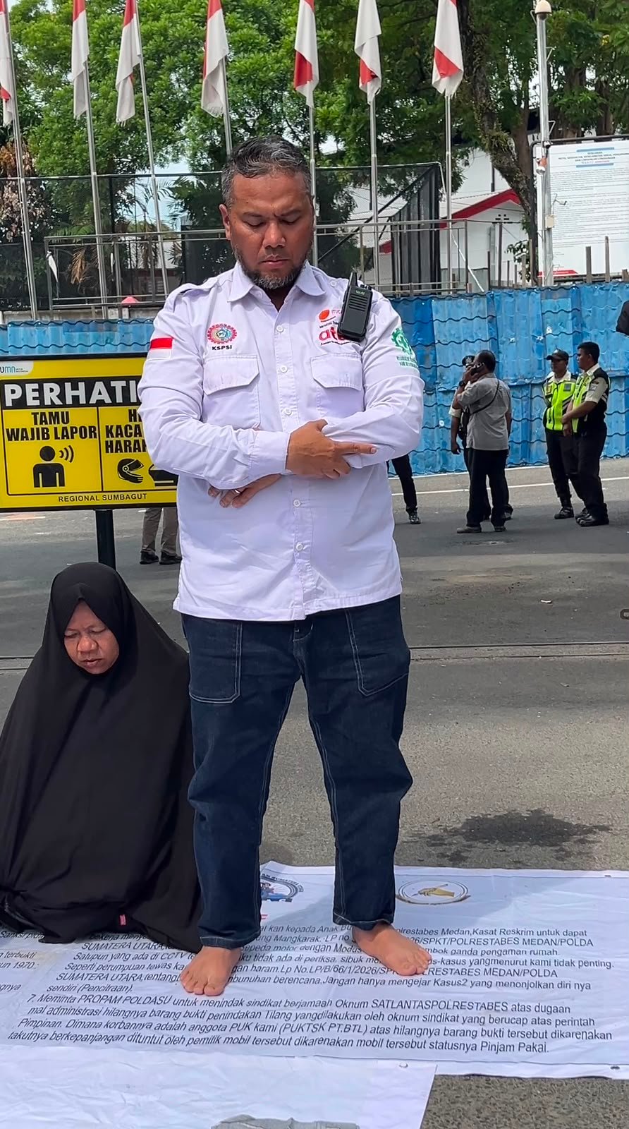 TM Yusuf solat di luar beralaskan spanduk. (Ist)