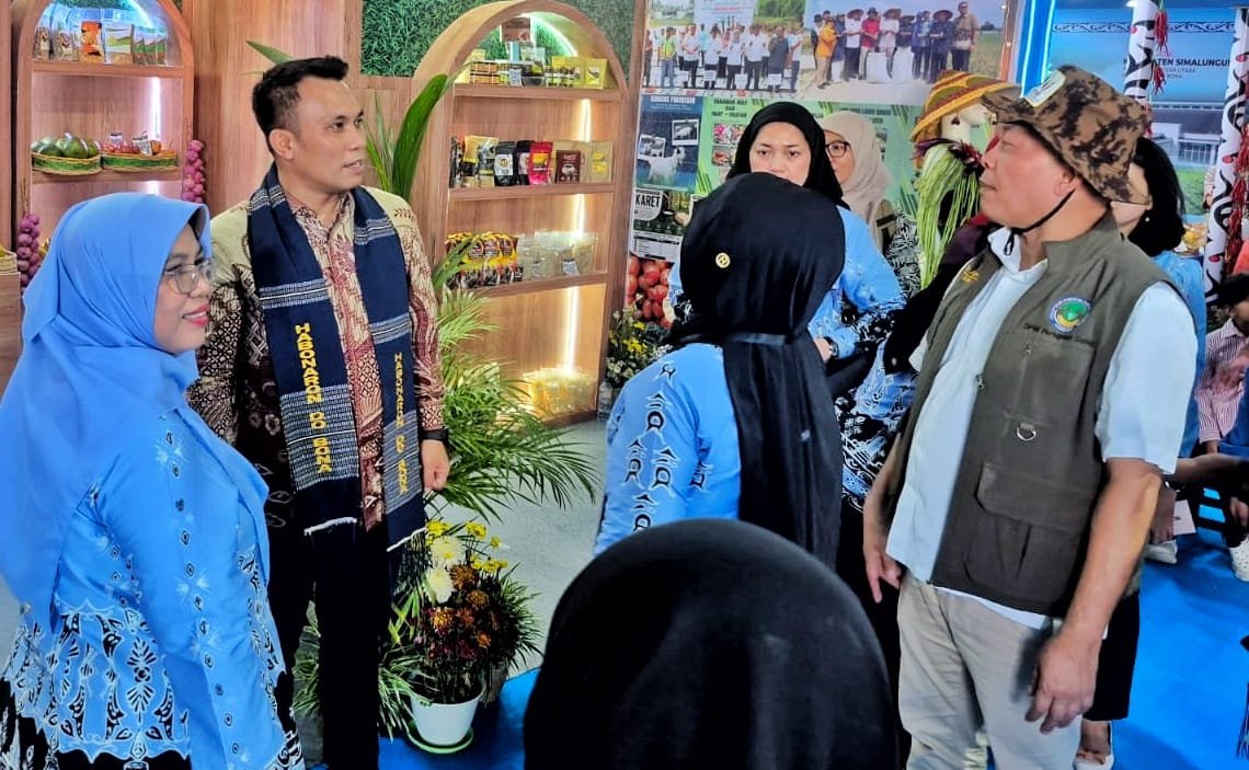 Kepala Dinas Pertanian Kabupaten Simalungun, Jenri Saragih saat di Stand Kabupaten Simalungun. Foto: dokumen Dinas Kominfo Simalungun