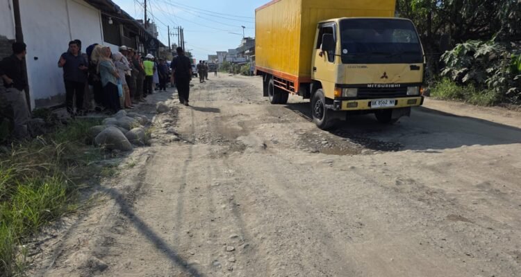 Jalan di Kecamatan Galang, Deliserdang rusak akibat truk tonase melintas hingga warga resah. (Ist)