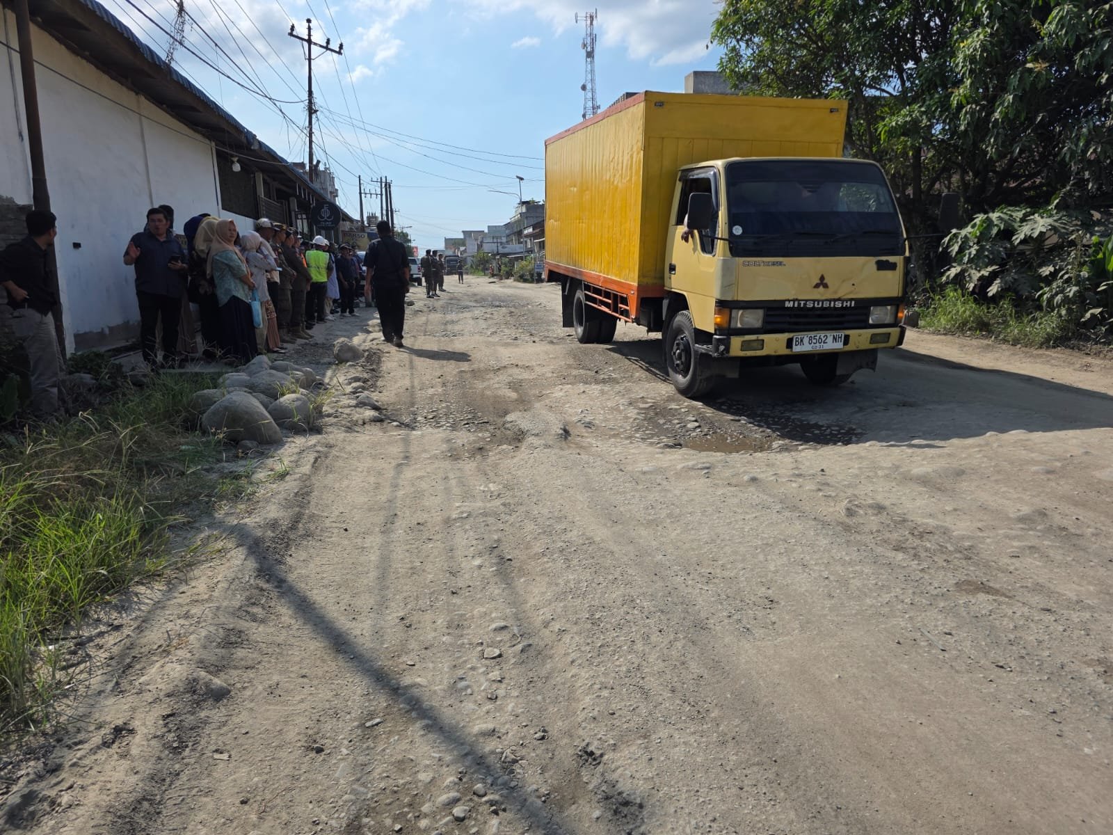 Jalan di Kecamatan Galang, Deliserdang rusak akibat truk tonase melintas hingga warga resah. (Ist)