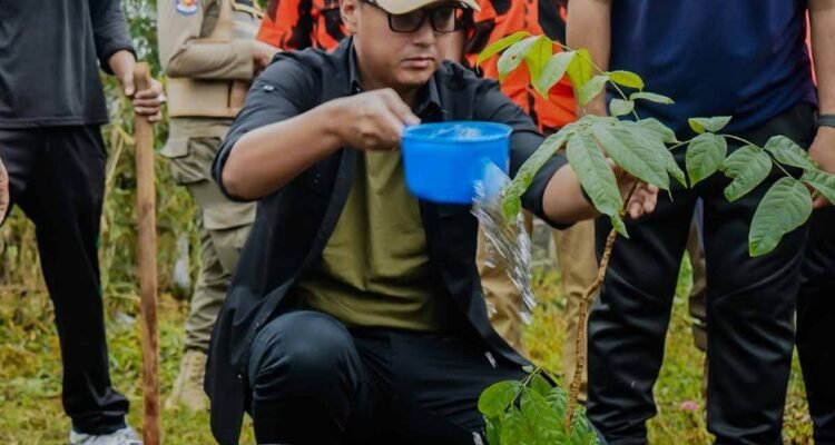 Rico Waas saat kegiatan Gotong Royong dan Sapa Warga di Jalan Tunggul Hitam, Kecamatan Medan Sunggal. (Kominfo Medan Dok)