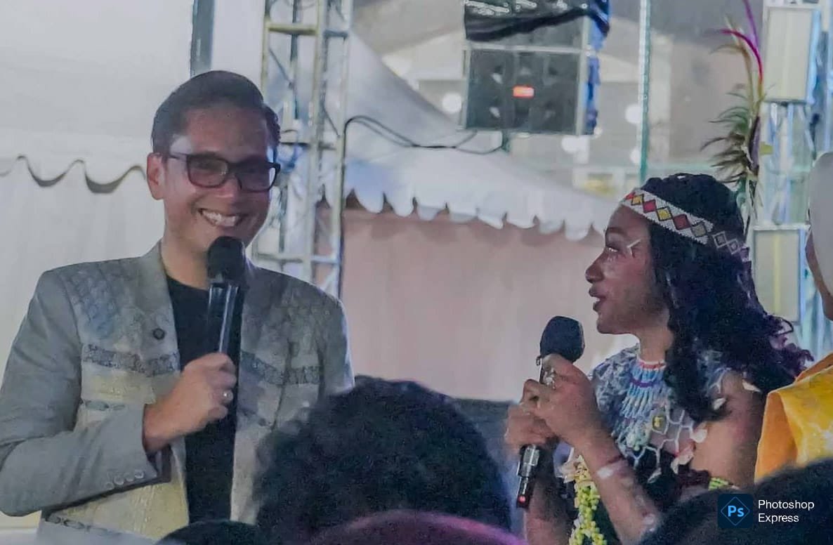 Rico Waas berdialog di tengah hujan bersama peserta Youth City Changers. (Kominfo Medan Dok)