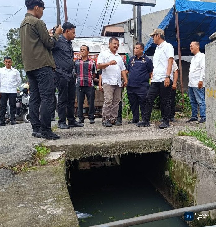 Rico Waas tinjau drainase di Jalan Mawar, Medan Selayang yang kerang banjir. (Kominfo Medan Dok)