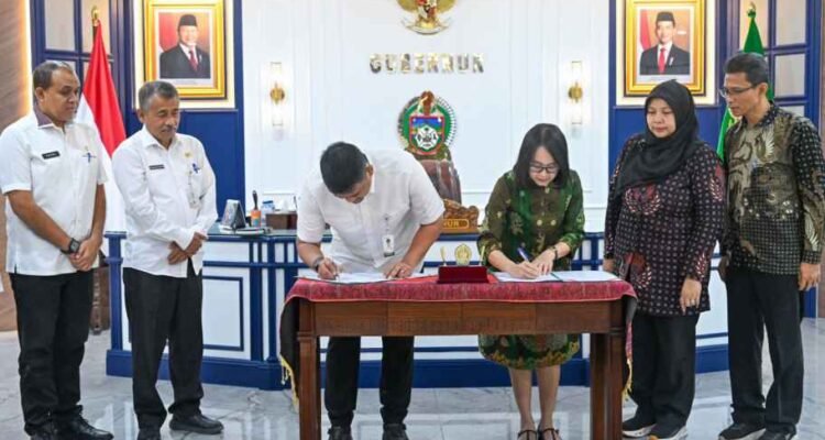 Gubernur Sumut Muhammad Bobby Afif Nasution menandatangani Nota Kesepahaman antara Pemprov Sumut dengan Rumah Sakit Mata Cicendo Bandung terkait Jejaring Pengampuan Mata di Ruang Kerja Gubernur Sumurt, lantai 10 Kantor Gubernur Sumut, Jalan Diponegoro No. 30, Medan, Rabu (3/6/2026).