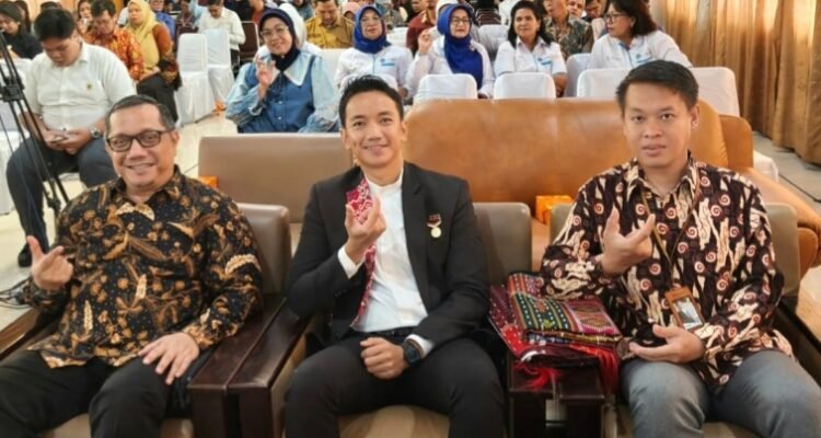 Apperti) Sumut Ir. Indra Gunawan, M.P ( kiri) bersama Triyono selaku Senior Manager MURI