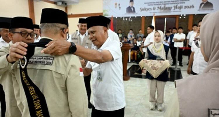Wakil Gubernur Sumatera Utara (Sumut) Surya bersama Bupati Langkat Syah Afandin, Pj. Sekretaris Daerah Sumut Sulaiman Harahap, serta Kepala Kanwil Kementerian Haji dan Umrah (Kemenhaj) Provinsi Sumut Zulkifli Sitorus, menyambut kepulangan 358 Jemaah haji Kloter 2 Debarkasi Medan asal Kabupaten Langkat di Asrama Haji Medan, Rabu (3/6/2026). Foto/Diskominfo Sumut