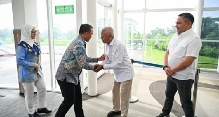 Wakil Gubernur Sumatera Utara (Sumut) Surya menyambut kunjungan kerja Menteri Kependudukan dan Pembangunan Keluarga/Kepala BKKBN Suhaji, di Service Lounge Bandara Internasional Kualanamu, Deliserdang, Selasa (2/6/2026). Foto/Diskominfo Sumut