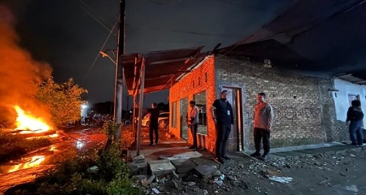 Tim Gabungan Polrestabes Medan menertibkan kawasan Jermal, Senin (1/6/2026).