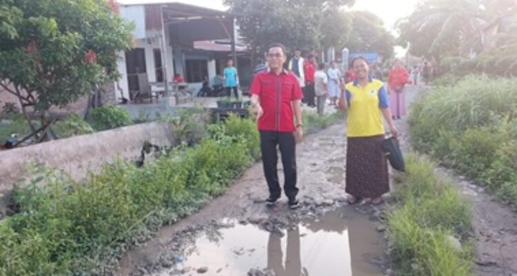 Ketua Komisi 4 DPRD Medan Paul Mei Anton Simanjuntak SH saat meninjau badan Jalan Benteng, Lingkungan 4, Kelurahan Mabar Hilir, Kecamatan Medan Deli, Sabtu (30/5/2026).