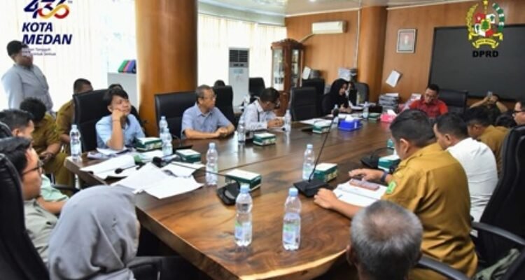 Rapat Dengar Pendapat (RDP) dengan pemilik pabrik, warga dan pihak OPD Pemko Medan di gedung dewan, Selasa (2/6/2026).