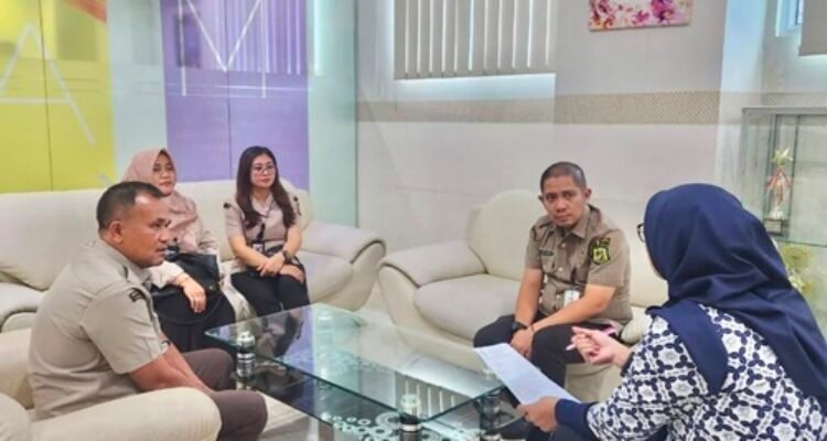 Kepala UPT Wilayah V Badan Pendapatan Daerah Kota Medan, M. Rizky Akbar Harahap, melaksanakan kegiatan imbauan percepatan pembayaran PBB kepada sejumlah wajib pajak di wilayah kerja UPT V, Selasa (2/6/2026).