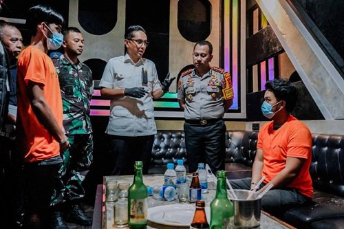 Wali Kota Medan Rico Waas saat penyegelan tempat hiburan malam Phantom KTV di Jalan H. Adam Malik, Rabu (3/6/2026).