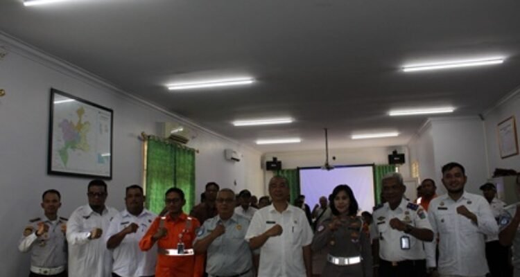 Sekretaris Daerah Kota (Sekdako) Tebingtinggi, Erwin Suheri Damanik, saat memimpin Rapat Evaluasi dan Pemantapan Petugas Perlintasan Kereta Api di Kota Tebingtinggi, Rabu (3/6/2026) bertempat di Aula Dinas Perhubungan Kota Tebingtinggi.