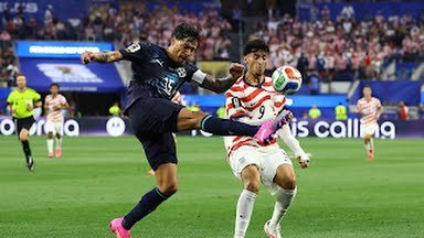 Pemain Timnas USA berusaha melepaskan tembakan dari kawalan pemain Paravuay saat kedua tim bertemu dalam laga penyisihan Grup D Piala Dunia 2026. Dalam laga itu USA menang 4-1. Foto: reuters