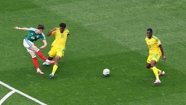 Pemain Meksiko melepaskan tembakan saat pertandingan pembuka Piala Dunia 2026 di Stadion Meksiko City, Jumat (12/6/2026) dinihari. Dalam laga tersebut Meksiko menang 2-0. Foto: Reuters