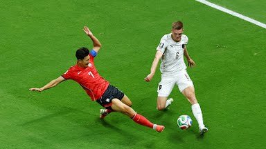 Pemain Timnas Korea Selatan berusaha menghentikan laju pemain Rep Ceko dalam laga penyisihan Grup A Piala Dunia 2026 yang berlangsung di Stadion Estadio Guadalajara, Zapopan, Meksiko, Jumat (12/6/2026). Dalam laga itu Korea Selatan menang 2-1. Foto: Reuters