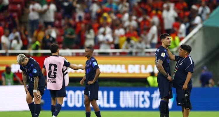 Pemain Timnas Uruguay terlihat bersedih usai kalah 0-1 dari Spanyol di laga terakhir penyisihan Grup H Piala Dunia di Stadion Guadalajara, Sabtu (27/6/22026). Uruguay gagal melaju ke babak 32 besar. Foto: Reuters
