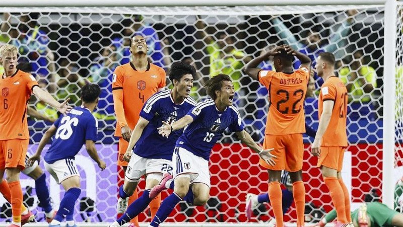 Pemain Timnas Jepang, Daichi Kamada melakukan selebrasi usai mencetak gol ke gawang Belanda. Kedua tim bermain imbang 2-2 dalam pertandingan tersebut. Foto: google.