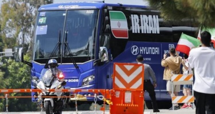 Timnas Iran dalam pengawalan balik ke Meksiko usai bertanding di Piala Dunia 2026. (Reuters)