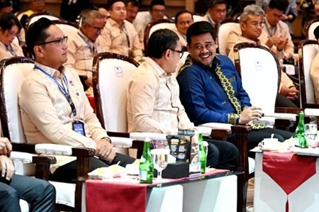 Gubernur Sumut Bobby Nasution sedang berbincang santai dengan Wakil Menteri Dalam Negeri (Wamendagri) Bima Arya Sugiarto pada Rakernas APEKSI di Ballroom Grand City Hall, Jalan Balai Kota Nomor 1, Medan, Rabu (1/7/2026) malam. Tampak disamping Wamendagri, Wali Kota Medan Rico Waas.