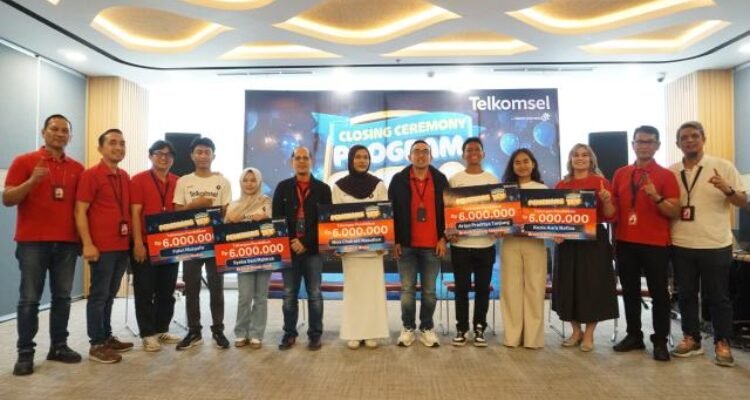 Penyerahan hadiah beasiswa kuliah kepada enam siswa pemenang Program Telkomsel Eduprenuer Youth (TEY) 2026 yang diumumkan pada Press Conference Closing Ceremony Program TEY di Graha Merah Putih Medan, Kamis (9/7/2026).