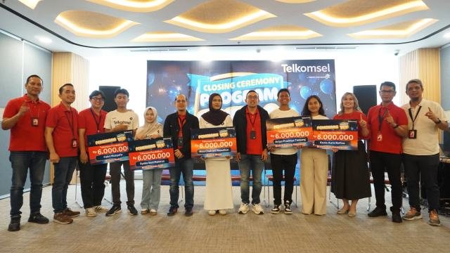 Penyerahan hadiah beasiswa kuliah kepada enam siswa pemenang Program Telkomsel Eduprenuer Youth (TEY) 2026 yang diumumkan pada Press Conference Closing Ceremony Program TEY di Graha Merah Putih Medan, Kamis (9/7/2026).