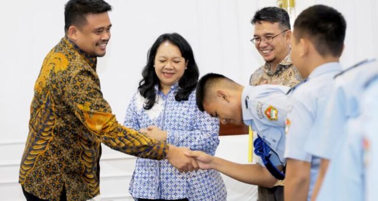 Gubernur Sumatera Utara (Sumut) Muhammad Bobby Afif Nasution menerima audiensi Ketua Dewan Pengawas Yayasan Matauli, Fitri Krisnawati Tandjung, bersama rombongan siswa-siswi SMA Negeri 1 Matauli Pandan dan Kepala Sekolah Deden Rachmawan di ruang kerjanya di Kantor Gubernur Sumatera Utara, Jalan Diponegoro Nomor 30, Medan, Jumat (10/7/2026). Foto/Diskominfo Sumut 