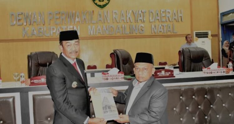 Bupati Madina menyampaikan Jawaban Atas Pandangan Umum Fraksi DPRD untuk LKPJ 2025.