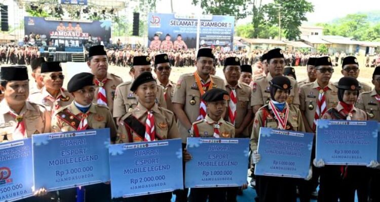 Gubernur Sumatera Utara (Sumut) Muhammad Bobby Afif Nasution di dampingi Penjabat Sekretaris Daerah Provinsi (Sekdaprov) Sumut Sulaiman Harahap beserta Seluruh OPD dan Forkopimda, menutup secara resmi Jambore Daerah XI di lapangan bumi perkemahan Sibolangit, Kabupaten Deliserdang, Minggu (12/7/2026). Foto/Diskominfo Sumut