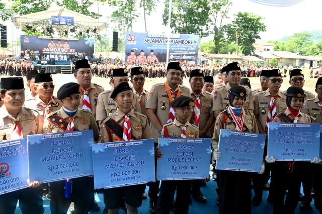 Gubernur Sumatera Utara (Sumut) Muhammad Bobby Afif Nasution di dampingi Penjabat Sekretaris Daerah Provinsi (Sekdaprov) Sumut Sulaiman Harahap beserta Seluruh OPD dan Forkopimda, menutup secara resmi Jambore Daerah XI di lapangan bumi perkemahan Sibolangit, Kabupaten Deliserdang, Minggu (12/7/2026). Foto/Diskominfo Sumut