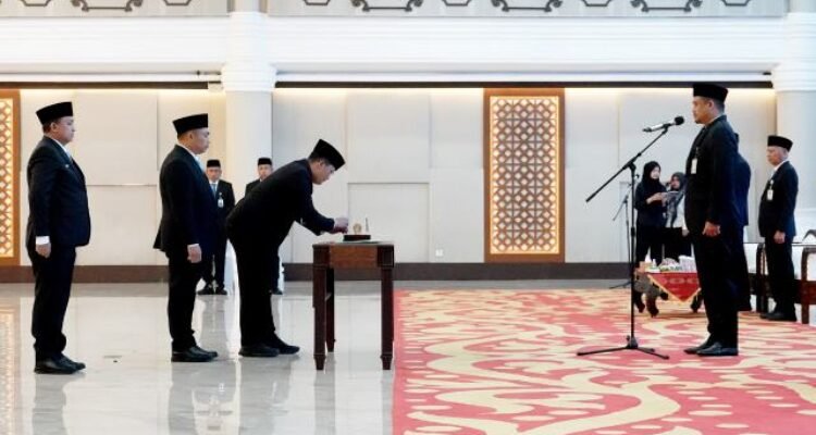 Gubernur Sumatera Utara (Sumut) Bobby Nasution melantik sejumlah Pejabat Tinggi Pratama pada lingkungan Pemerintah Provinsi Sumut di Aula Raja Inal Siregar Lantai 2 Kantor Gubernur Sumut Jalan Diponegoro Kota Medan, Senin (13/7/2026). Foto/Diskominfo Sumut