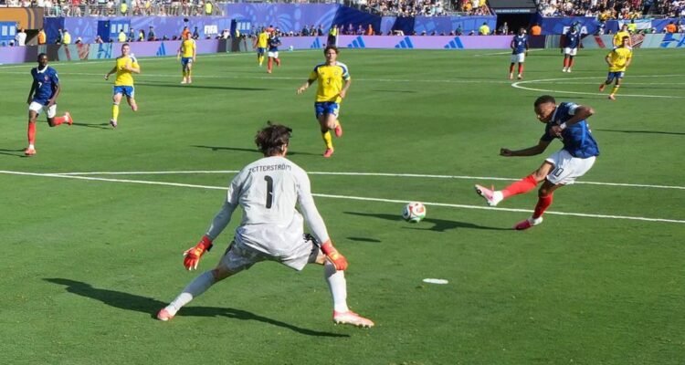 Mbappe cetak gol ke gawang Swedia. Skor akhir 3-0 unggil Perancis. (Foto : Google)