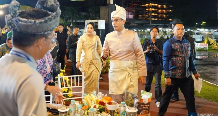Rico Waas hadir kenakan pakaian adat dalam acara Gala Diner APEKSI. (Kominfo Medan Dok)