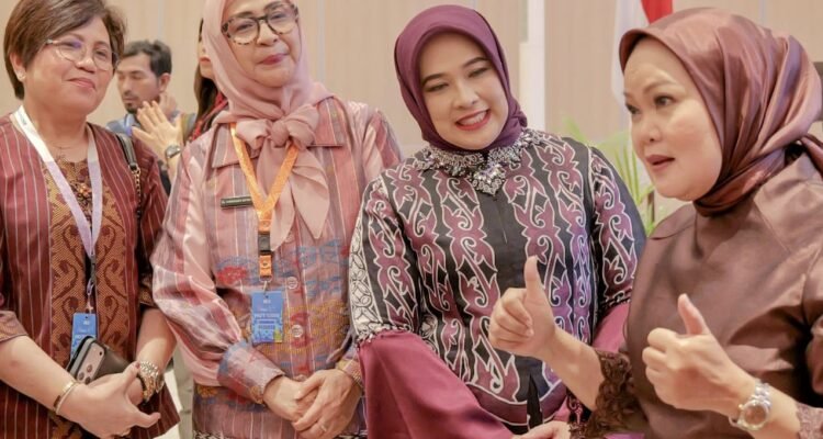 Ketua TP PKK Simalungun, Darmawati (pakai kacamata) bersama Ketua TP PKK se Sumatera Utara. Foto: dokumen Dinas Kominfo Simalungun