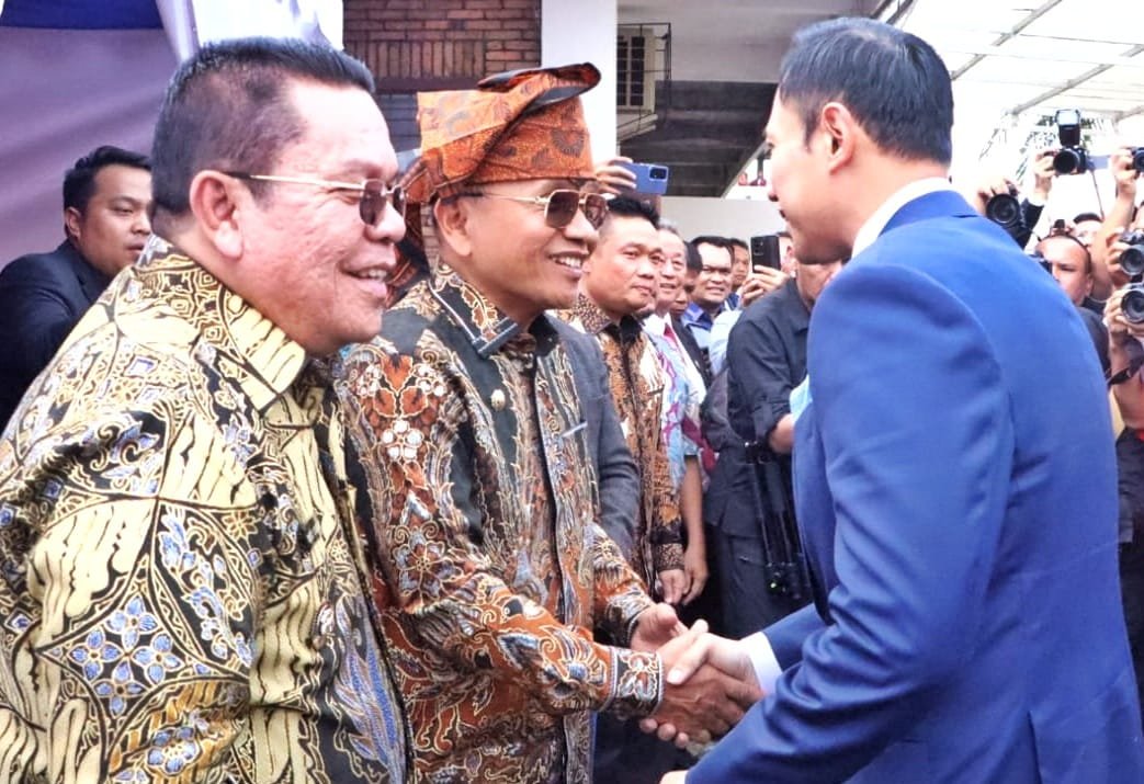 Bupati Simalungun Anton Achmad Saragih bersalaman dengan Menko Bidang Infrastruktur dan Pembangunan Kewilayahan Agus Harimurti Yudhoyono (AHY) yang hadir membuka Sinode Besar Gereja Pentakosta Indonesia (GPI) Tahun 2026 di Gedung Rajawali, Kecamatan Siantar, Kabupaten Simalungun, Sumatera Utara, Jumat (3/7/2026). Foto: dokumen Dinas Kominfo Simalungun