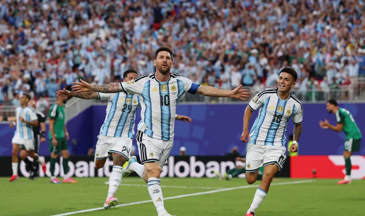 Lionel Messi cs bawa Argentina melaju ke babak 16 besar di Piala Dunia usai singkirkan Tanjung Verde. Skor akhir 3-2. (Foto : Google)