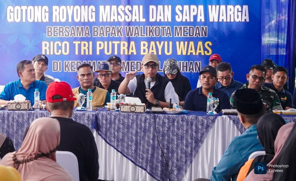Rico Waas berdialog dengan warga dalam kegiatan gotong royong massal dan sapa warga. (Kominfo Medan Dok)