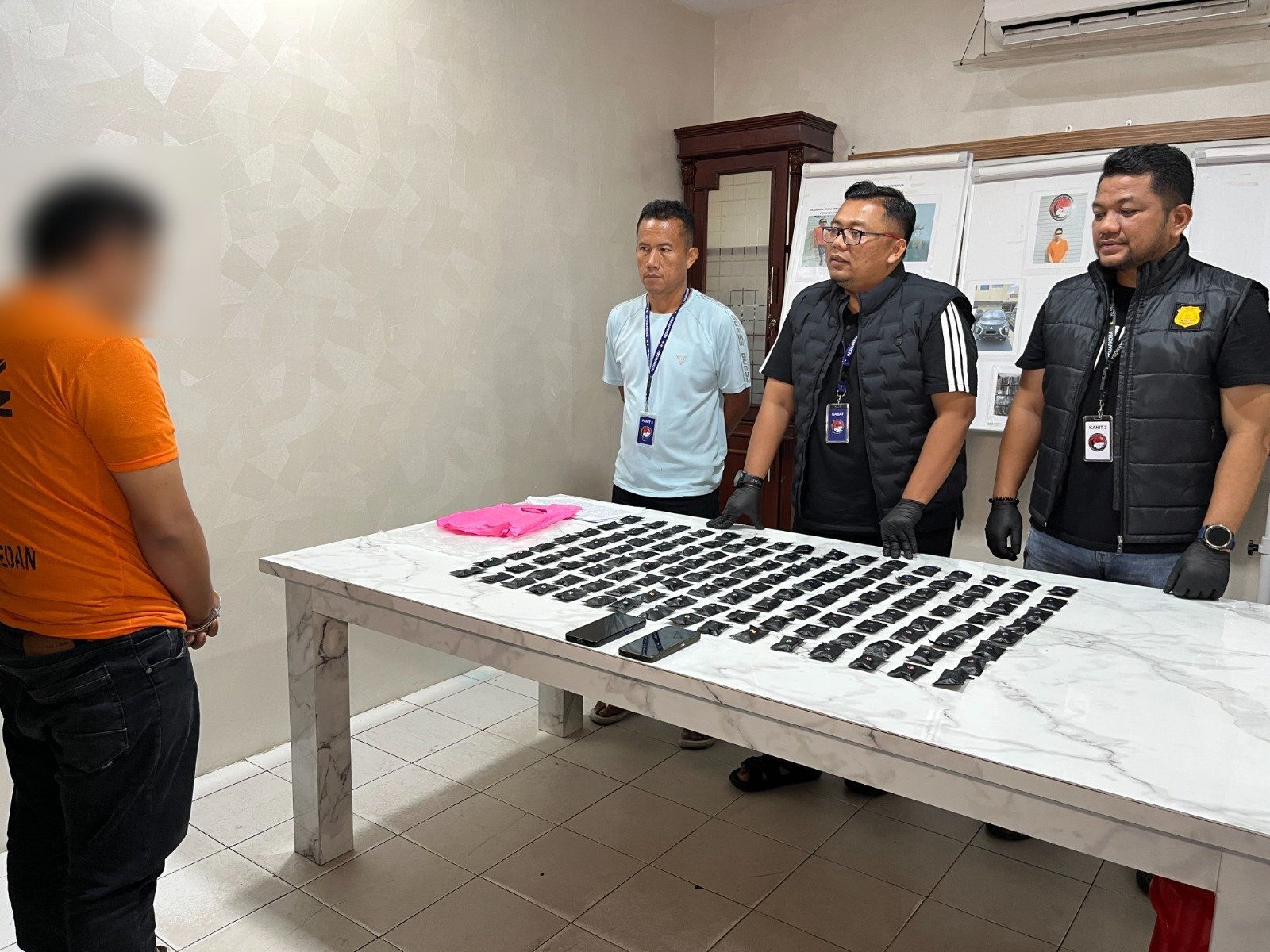 Kompol Rafli Nugraha perlihatkan tersangka dan barang barang bukti vape mengandung narkotika. (Ist)