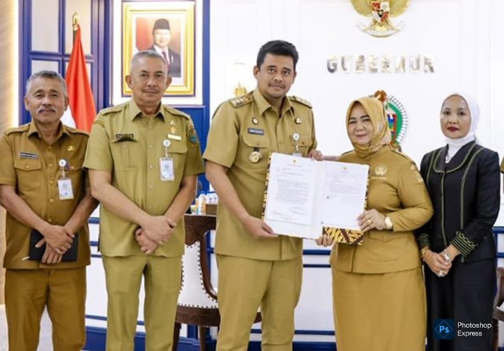 Bobby Nasution menyerahkan Surat Keputusan (SK) kepada Wakil Bupati Langkat Tiorita Surbakti sebagai Pelaksana Tugas (Plt) Bupati Langkat di Kantor Gubernur Sumut. (Kominfo Sumut Dok)