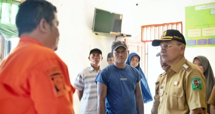 Bupati Simalungun Anton Achmad Saragih meninjau langsung warga terdampak angin puting beliung yang melanda sejumlah nagori di Kecamatan Pematang Bandar, Senin (6/7/2026). Foto: dokumen Dinas Kominfo Simalungun