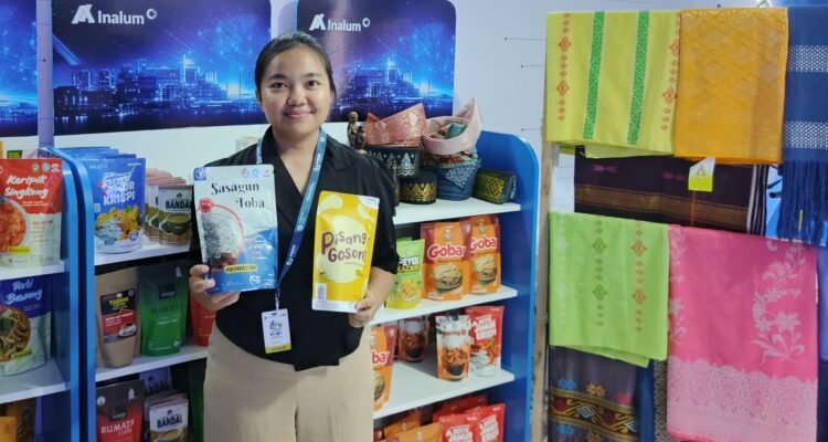 Beragam produk UMKM lokal, mulai dari Pisang Gosong hingga tenun khas Sumatera Utara, dipamerkan di stan Inalum pada PRSU ke-50 di Medan.