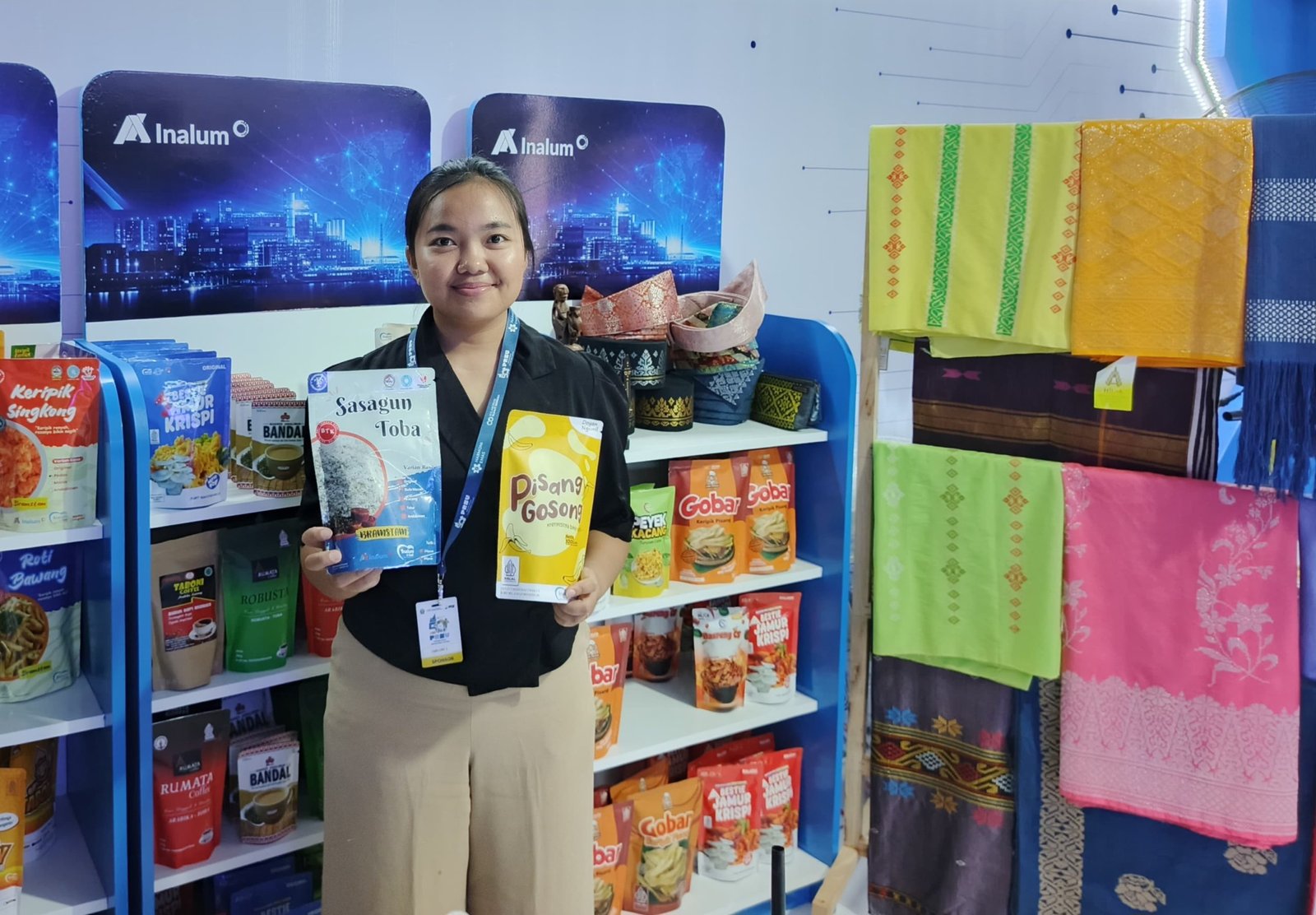Beragam produk UMKM lokal, mulai dari Pisang Gosong hingga tenun khas Sumatera Utara, dipamerkan di stan Inalum pada PRSU ke-50 di Medan.