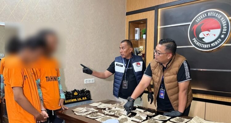 AKBP Rafli Nugroho interogasi tersangka narkoba jenis ganja. (Ist)